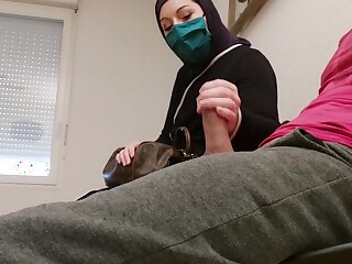 La paja de la polla a un extraño no confunde a la señora musulmana