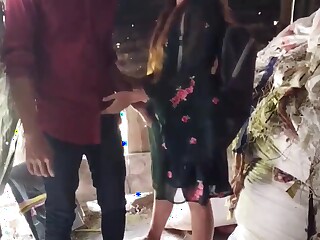 ¡Estudiante de 18 años es follada como una puta en un cobertizo! Porno indio