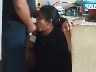 Um marido boliviano trai a sua mulher com a sua ama na cozinha.