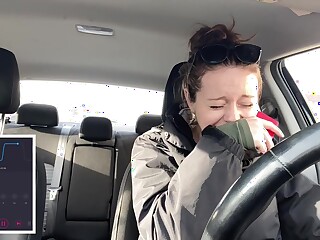 Nadia Foxx поймала от оргазм от вибратора за рулем