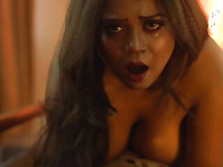 Jungfrau probiert Milch aus den großen Titten der indischen Mutter