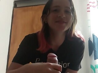 Sie hat mich beim Wichsen erwischt und wollte mit meinem Schwanz spielen.