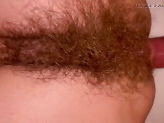 Домашний анальный секс со сквиртом из её волосатой киски