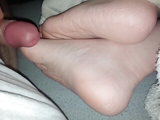 Soñaba con correrse en los pies de su esposa y hacer porno fetiche de pies casero